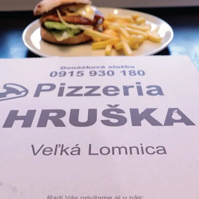Naša krabica, za ňou burger s hranolkami