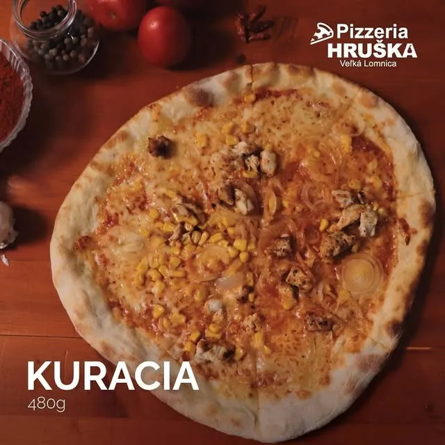 Kuracia pizza s mozzarellou, kuracím mäsom, kukuricou a cibuľou