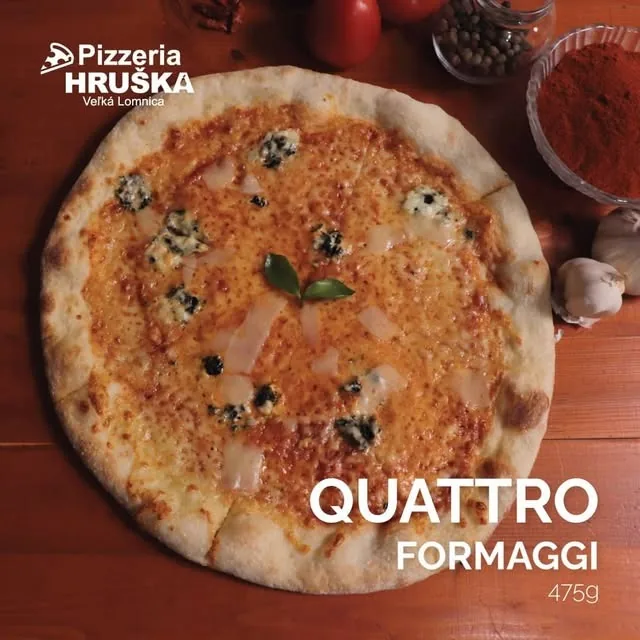 Pizza Quattro Formaggi so štyrmi druhmi syra na drevenom stole
